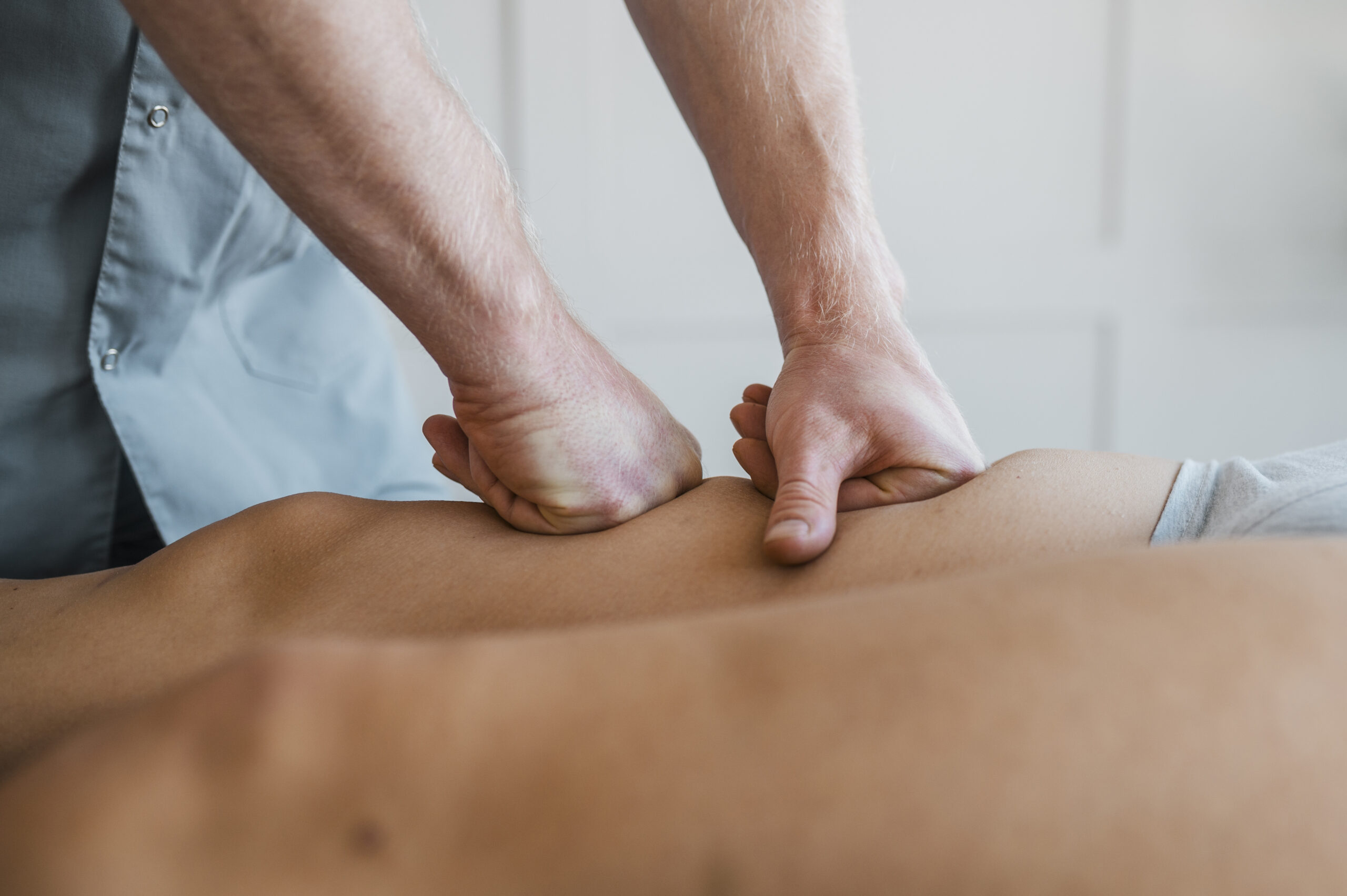 fisioterapeuta masculino sesión masaje paciente