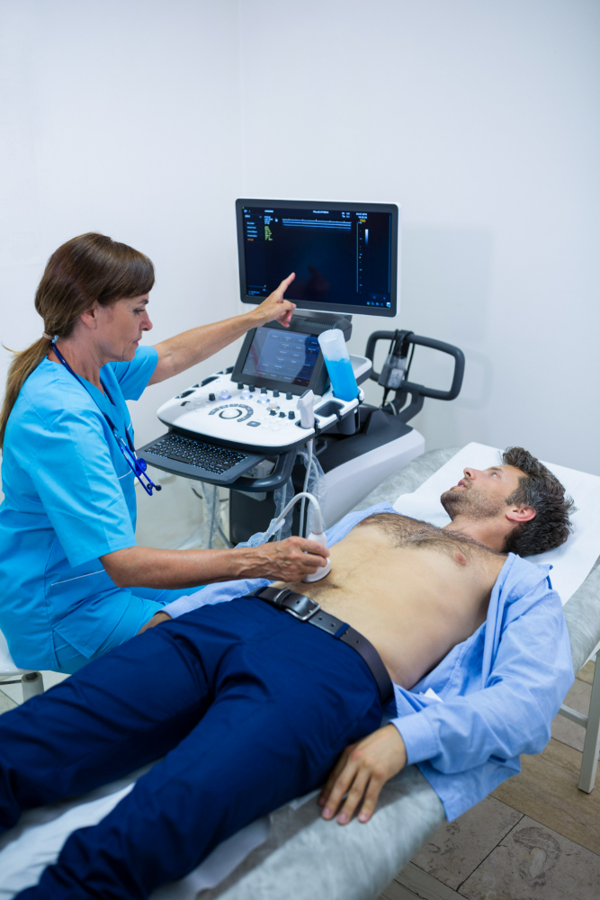 hombre en ultrasonido abdomen medico